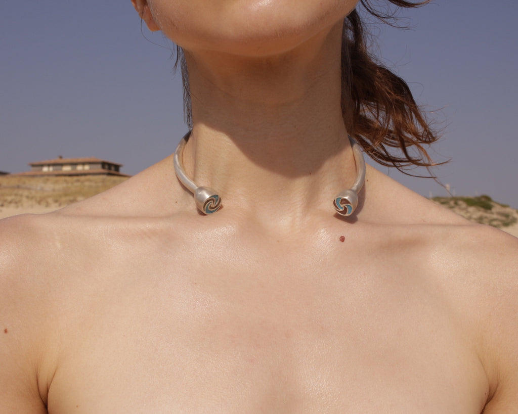Swirl torque necklace